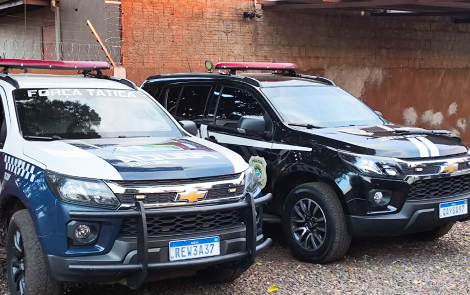 Equipes policiais em ação durante a operação que recolheu celulares e levou à prisão por posse ilegal de arma