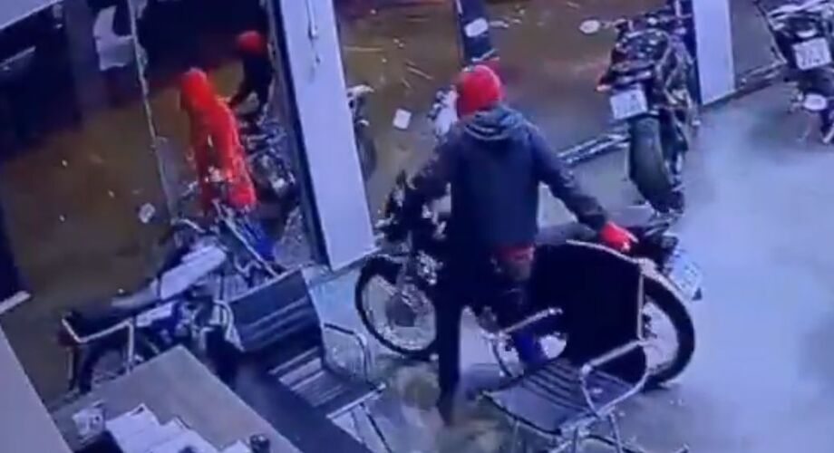 Criminosos arrombaram loja em Ponta Porã e fugiram com motocicleta durante a madrugada
