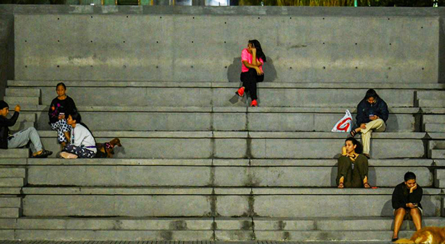 Pessoas sentadas em uma praça pública depois que um terremoto foi sentido em Caracas, Venezuela