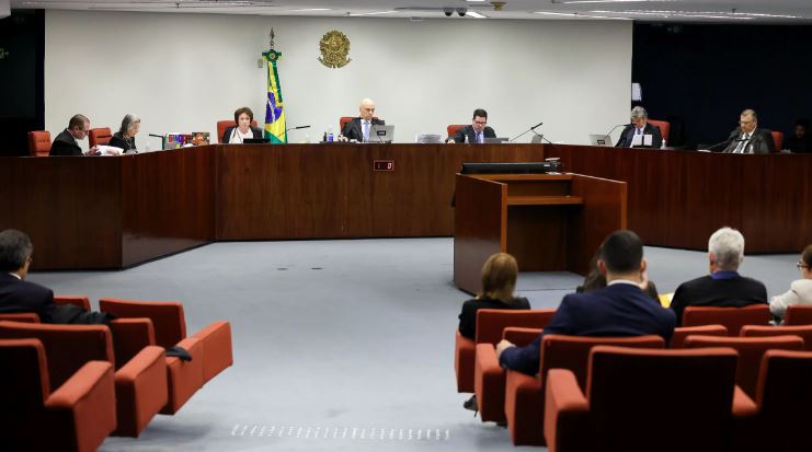 Demóstenes Torres fez elogios ao ministro Cristiano Zanin e a outros membros da Primeira Turma do STF durante defesa no caso do almirante Almir Garnier.