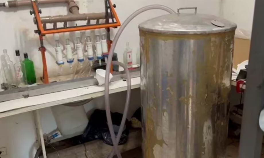 Polícia Civil apreendeu mais de 17,7 mil produtos em chácara usada para falsificar bebidas em Americana; perícia vai analisar material