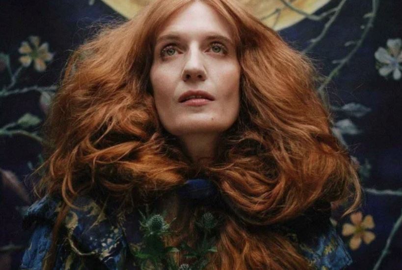 Florence Welch revelou que passou por aborto espontâneo e gravidez ectópica em 2023