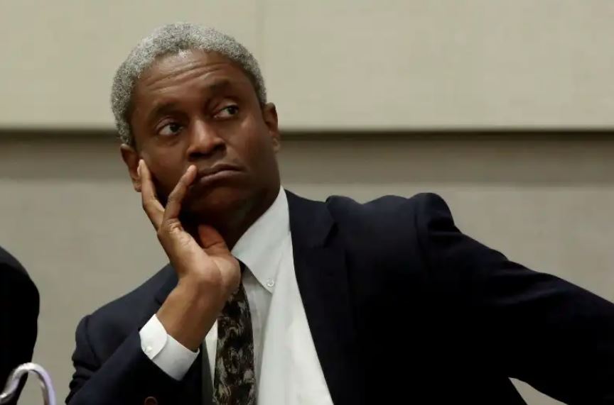Presidente do Fed de Atlanta, Raphael Bostic, diz que corte de juros dependerá dos próximos dados da economia