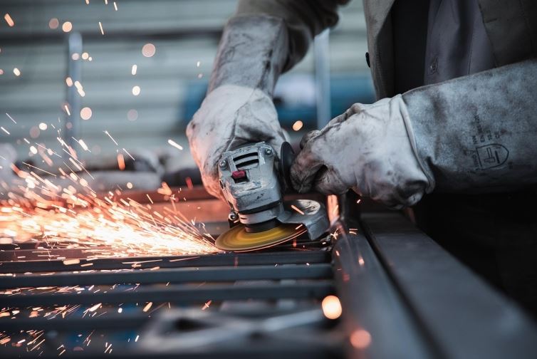 Queda na produção e na utilização da capacidade instalada marcou o desempenho da indústria no fim de 2025