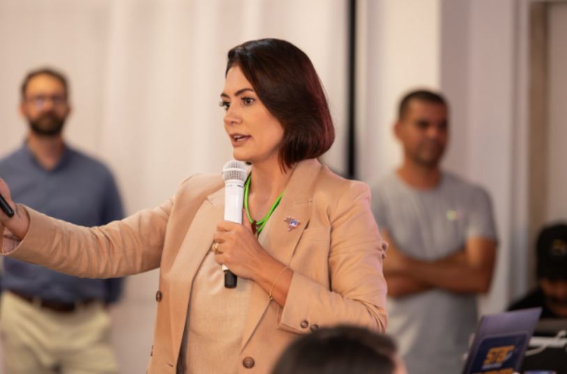 Michelle Bolsonaro se manifestou em sua conta no Instagram: A fé vem pelo ouvir, e o ouvir vem pela palavra de Deus