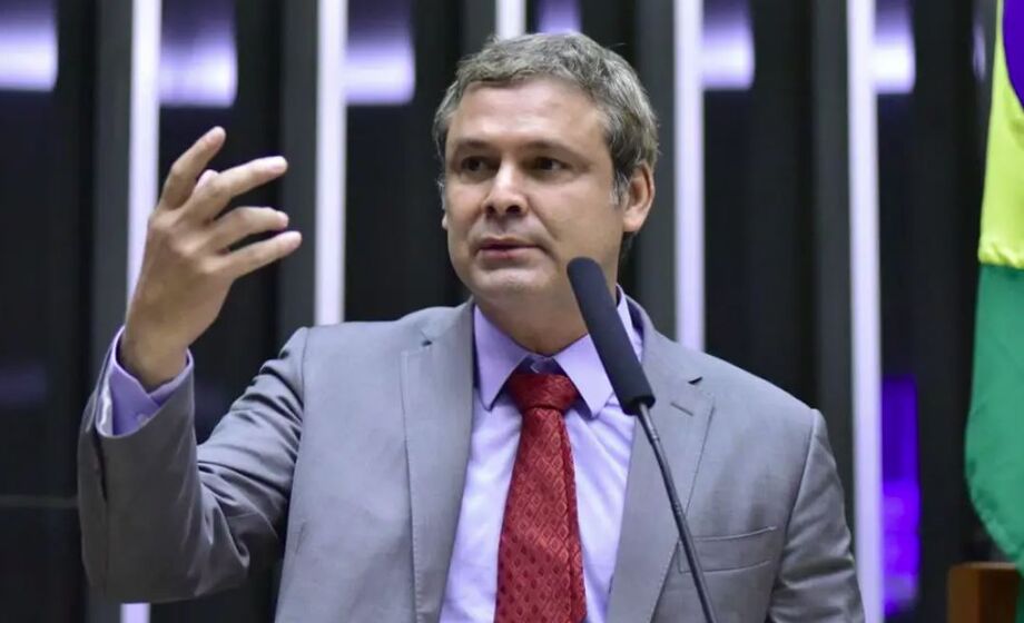 Lindbergh Farias critica avanço da anistia e diz que governo vai se mobilizar contra urgência no plenário