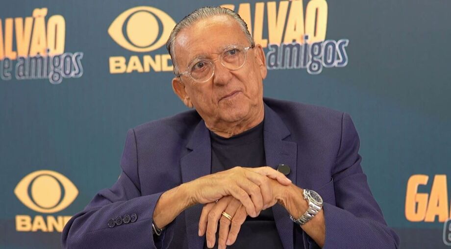 Galvão Bueno no estúdio da Band, onde apresenta o programa Galvão e Amigos. Narrador segue ativo aos 75 anos.