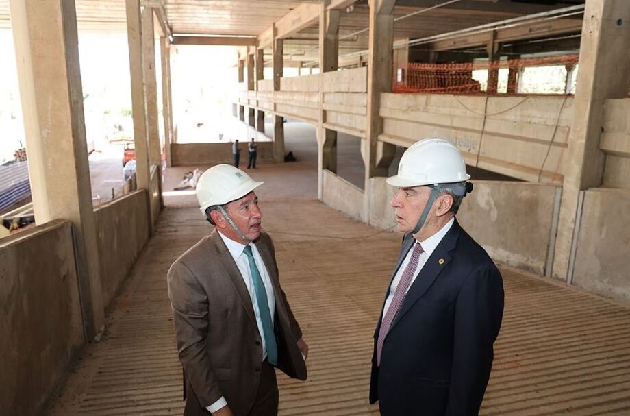 Deputados Gerson Claro e Paulo Corrêa acompanham obras do novo estacionamento da Assembleia Legislativa