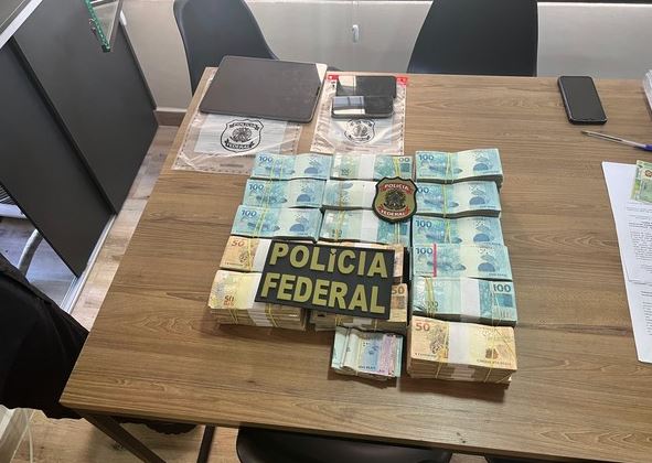 Polícia Federal apreendeu dinheiro, veículos de luxo e chaves de criptoativos durante a Operação Sibila