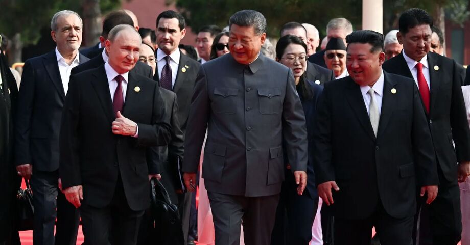 Os líderes de China, Coreia do Norte e Rússia demonstram coesão estratégica durante parada militar em Pequim