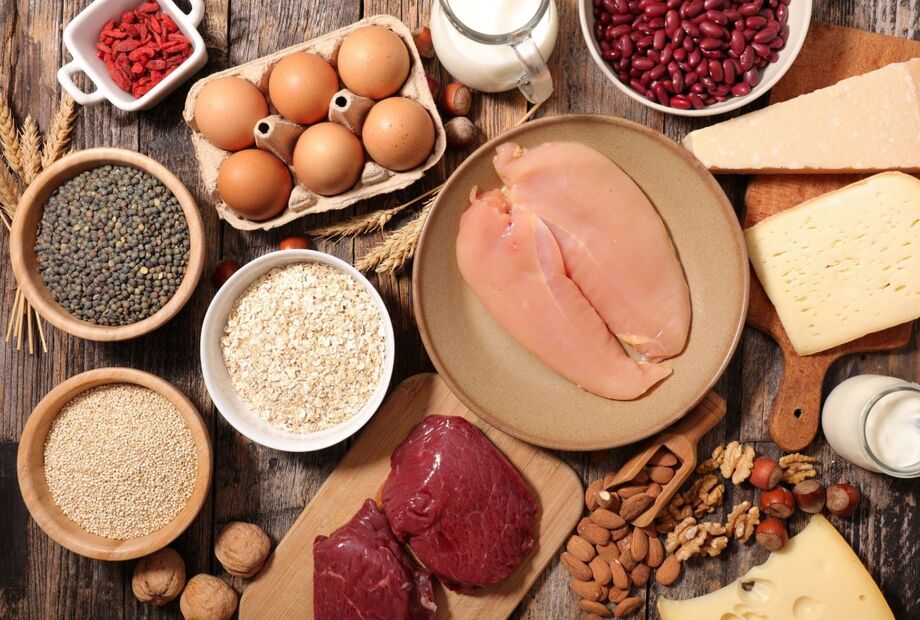A proteína, nutriente presente em alimentos como carnes, feijões, ovo e lácteos, aparece em excesso na rotina da população brasileira