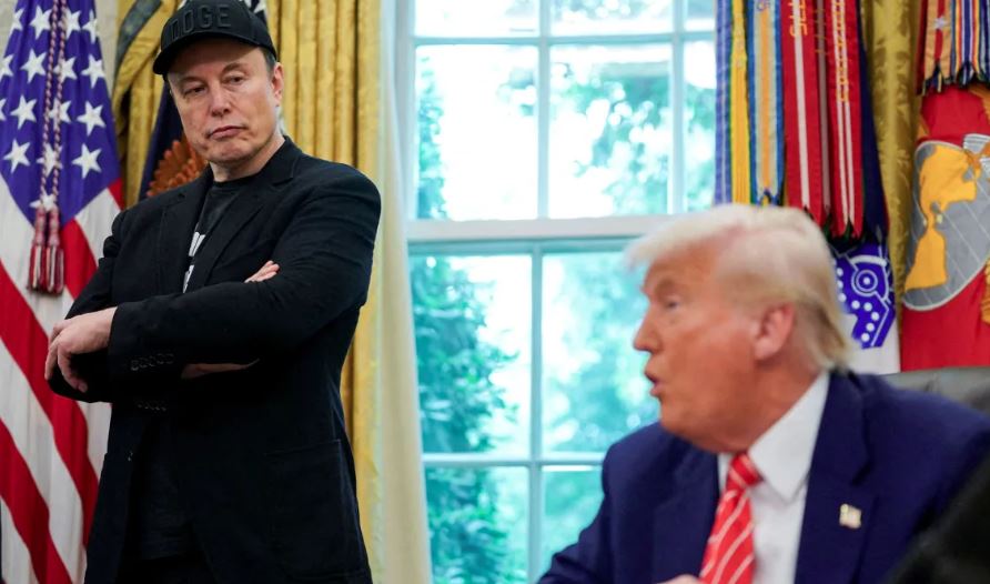 Trump recebe CEOs da tecnologia na Casa Branca para discutir IA; Musk confirma convite, mas não comparecerá.