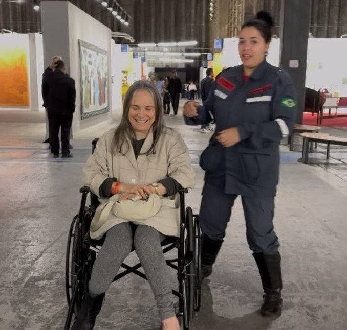 Regina Duarte usa cadeira de rodas após visita ao SP-Arte, em São Paulo