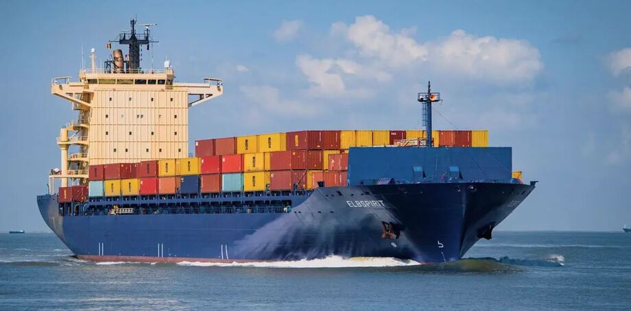 Exportações brasileiras para os EUA caem com tarifa de 50% de Trump, enquanto vendas para a China disparam.