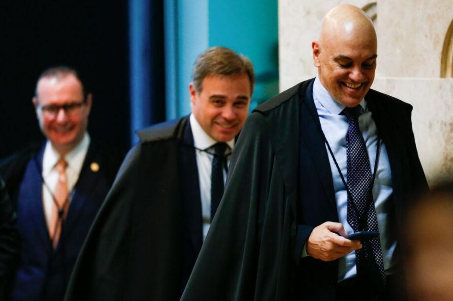 Os ministros Cristiano Zanin (ao fundo), André Mendonça e Alexandre de Moraes em sessão no STF