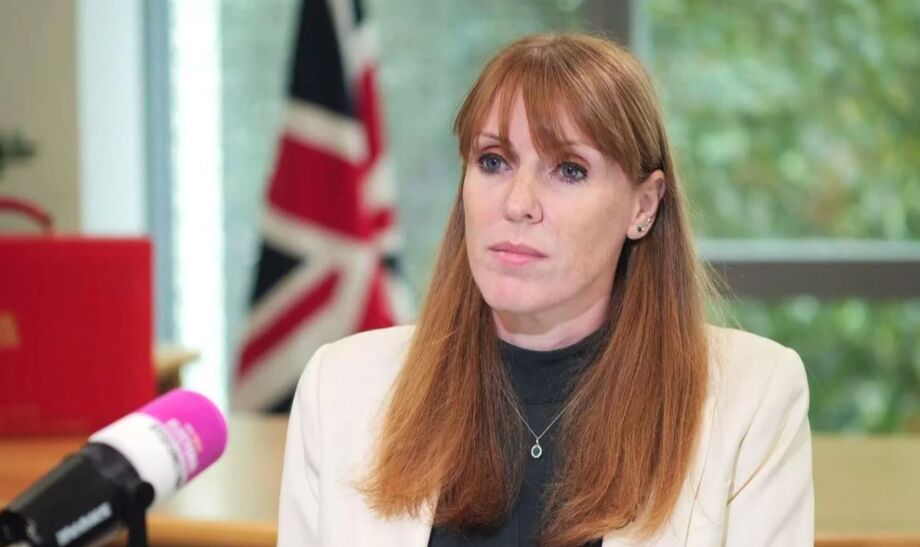 Angela Rayner deixou o cargo de vice-premiê após investigação sobre erro fiscal em compra de imóvel.