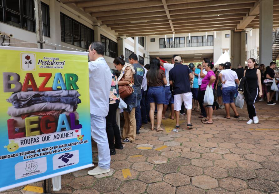 Roupas apreendidas viram solidariedade no primeiro Bazar Legal do TJMS