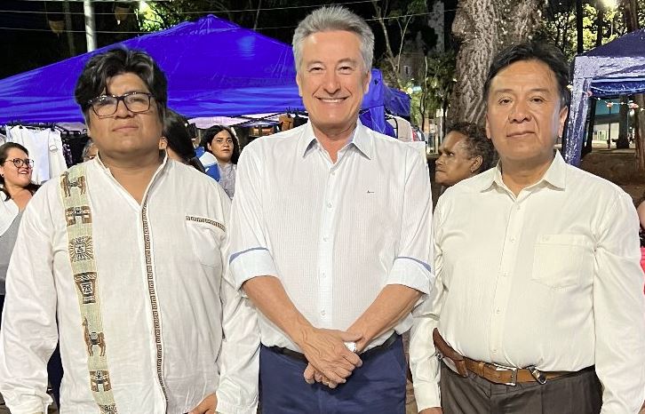 Hashioka ao lado de representantes da comunidade boliviana durante evento cultural em Campo Grande