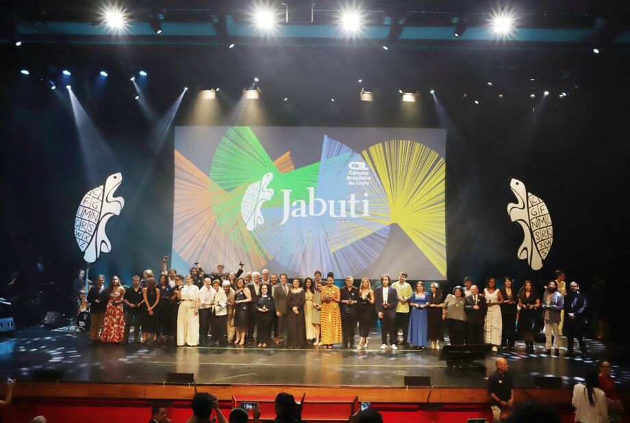 Vencedores do Prêmio Jabuti 2024 posam para foto final.