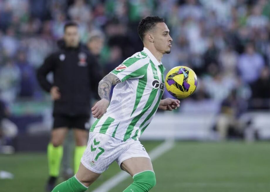 Antony em ação pelo Real Betis; atacante brasileiro foi comprado em definitivo pelo clube espanhol