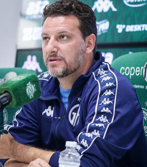 Elano, ídolo do futebol brasileiro, coordena o Guarani em busca do acesso à Série B