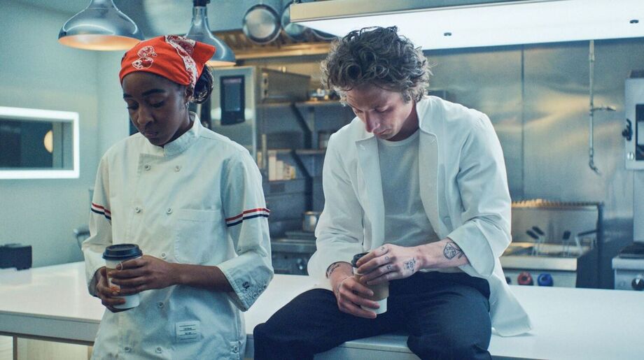 Jeremy Allen White (Carmy) e Ayo Edebiri (Sydney) na terceira temporada de 'O Urso'