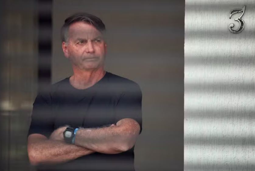 Ex-presidente Jair Bolsonaro em sua casa em Brasília, onde cumpre prisão domiciliar