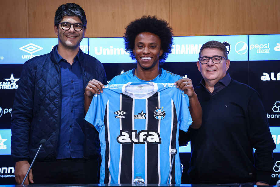 Aos 37 anos, Willian é apresentado no Grêmio e vê retorno ao Brasil como oportunidade de reconstrução