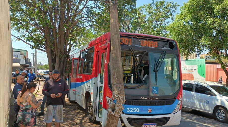 Ônibus do Consórcio Guaicurus bateu em poste após desviar de carro na Ernesto Geisel; três passageiros ficaram feridos.