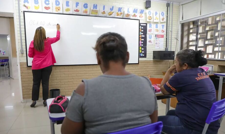 Alfabetização de adultos pode aumentar renda em até 16%