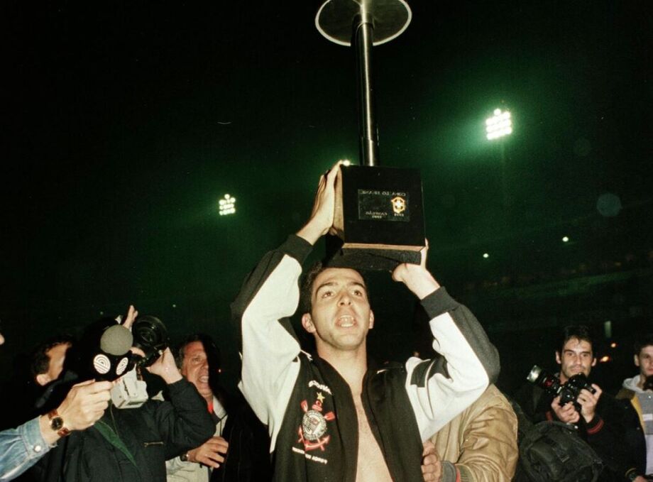 Jogador Zé Elias levanta a taça durante a final da Copa do Brasil, no Estádio Olímpico, Porto Alegre-RS em 23/06/1995
