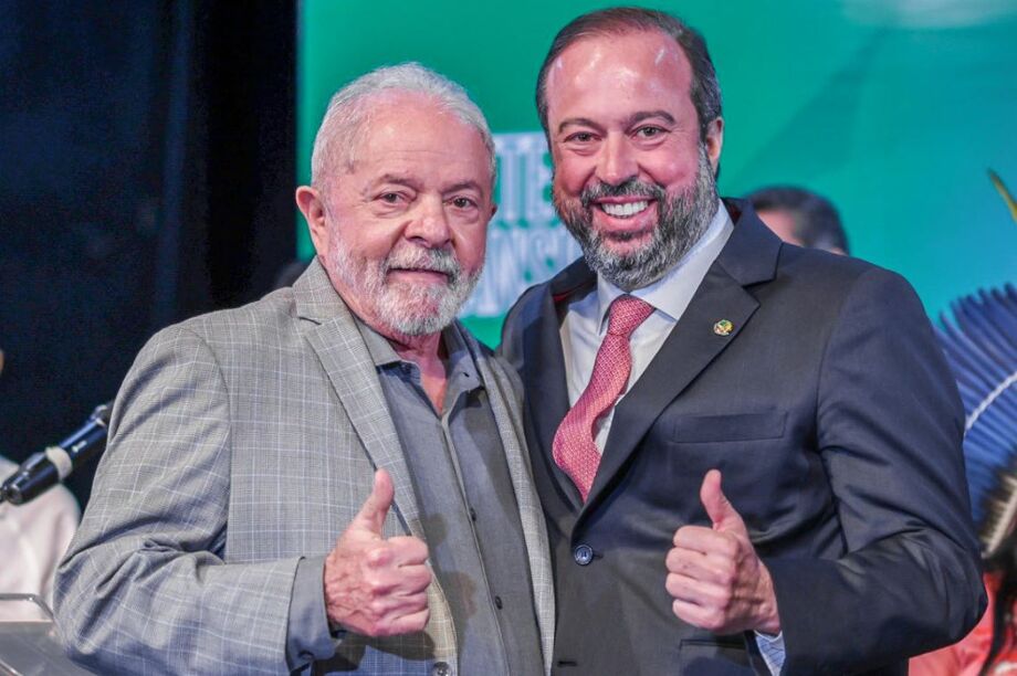 Ministro Alexandre Silveira ao lado de Lula no lançamento do Linhão: economia e redução de CO com nova fase energética
