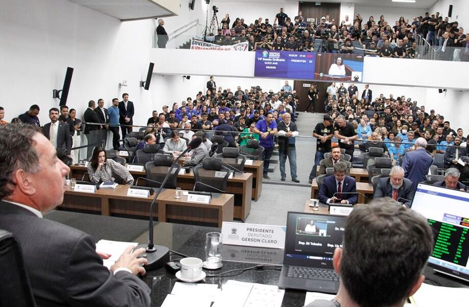 Deputados aprovam projeto que exige certidões criminais em instituições que recebem verba pública e atuam com menores