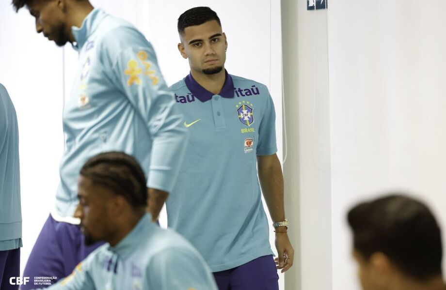 Andreas Pereira voltou da Bolívia em avião fretado pelo Corinthians e já treinou no Palmeiras