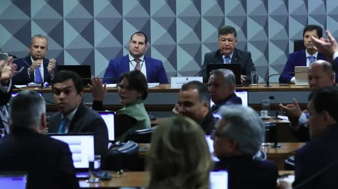 Comissão do INSS durante sessão no Congresso; lista de alvos inclui ex-presidente do INSS, empresários e entidades sindicais