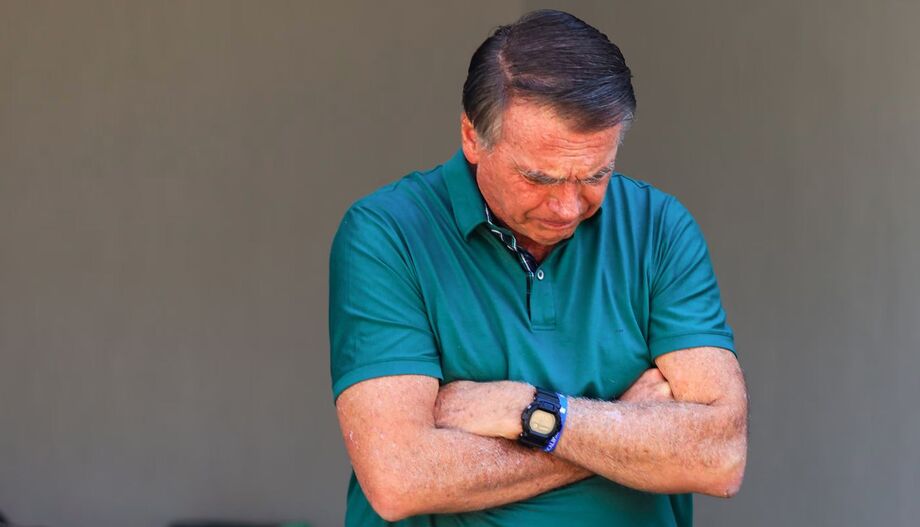 Julgamento de Bolsonaro repercute na imprensa internacional; na foto, o ex-presidente pela manhã, no dia em que foi condenado