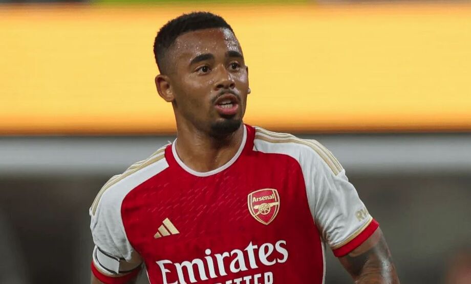 Gabriel Jesus ainda se recupera de cirurgia no joelho e deve voltar ao Arsenal no fim do ano