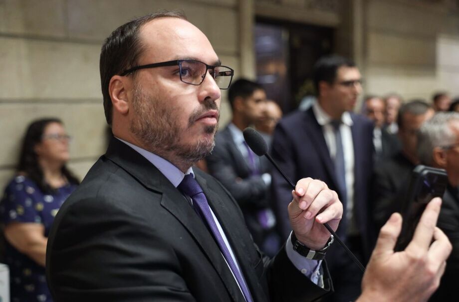 Carlos Bolsonaro ironizou Mauro Cid nas redes sociais após a delação que reduziu a pena do militar e ajudou a condenar Bolsonaro