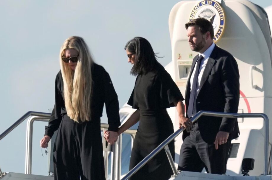 Erika Kirk com o vice-presidente JD Vance e a vice-primeira-dama Usha Vance após a morte de Charlie Kirk