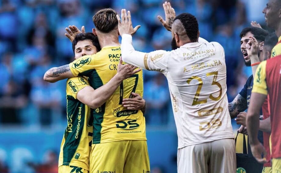 Mirassol vence no Sul, dorme no G-4 do Brasileirão e aumenta crise no Grêmio
