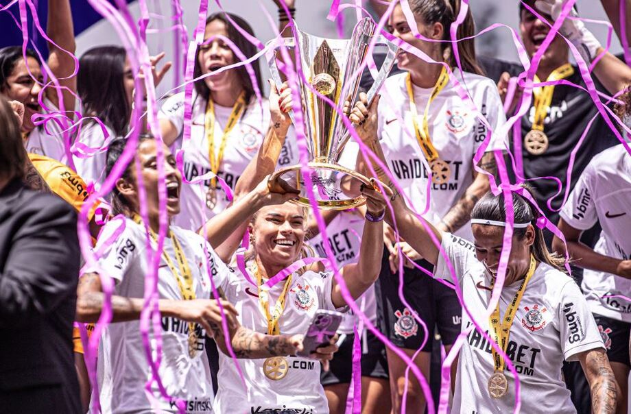 Corinthians levanta a taça do Brasileirão Feminino de 2025 diante da torcida na Neo Química Arena