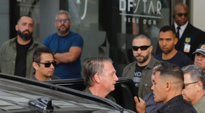 Bolsonaro chega ao Hospital DF Star em Brasília para procedimento médico, sob escolta da Polícia Penal