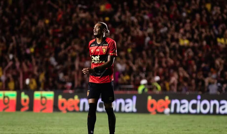 Dérik Lacerda autor do gol que deu o empate aos 47 minutos e silenciou o estádio em Bragança Paulista