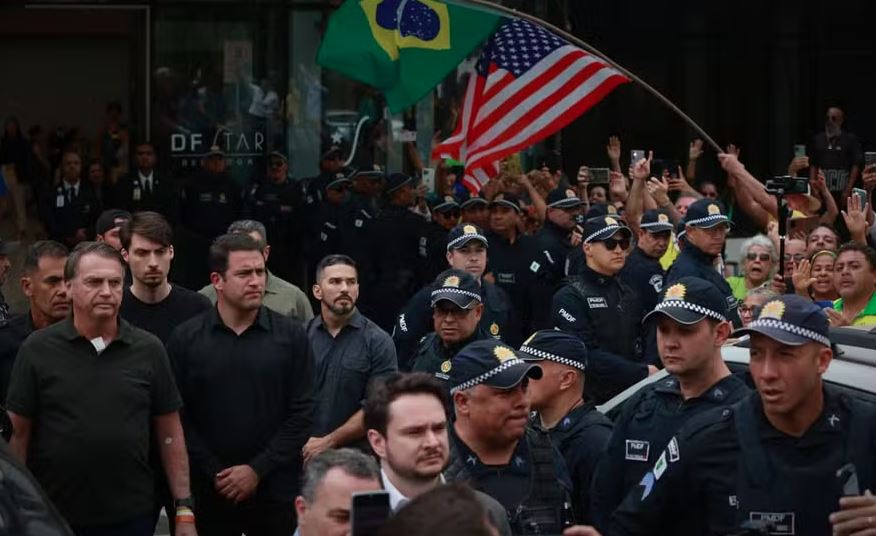 Jair Bolsonaro deixa hospital em Brasília sob escolta, após procedimento dermatológico autorizado pelo STF