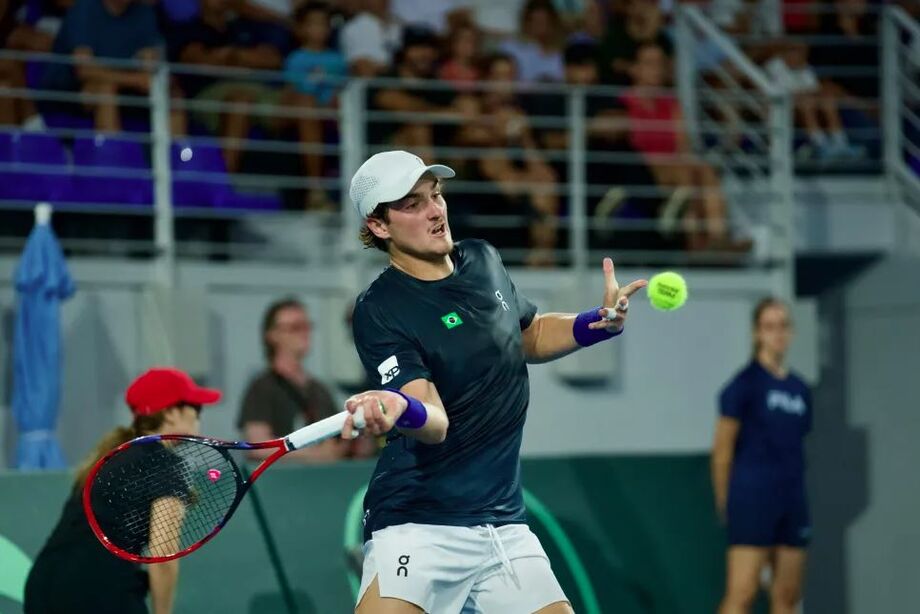 João Fonseca vence Stefanos Tsitsipas na Grécia e garante o Brasil nos qualifiers da Copa Davis 2026