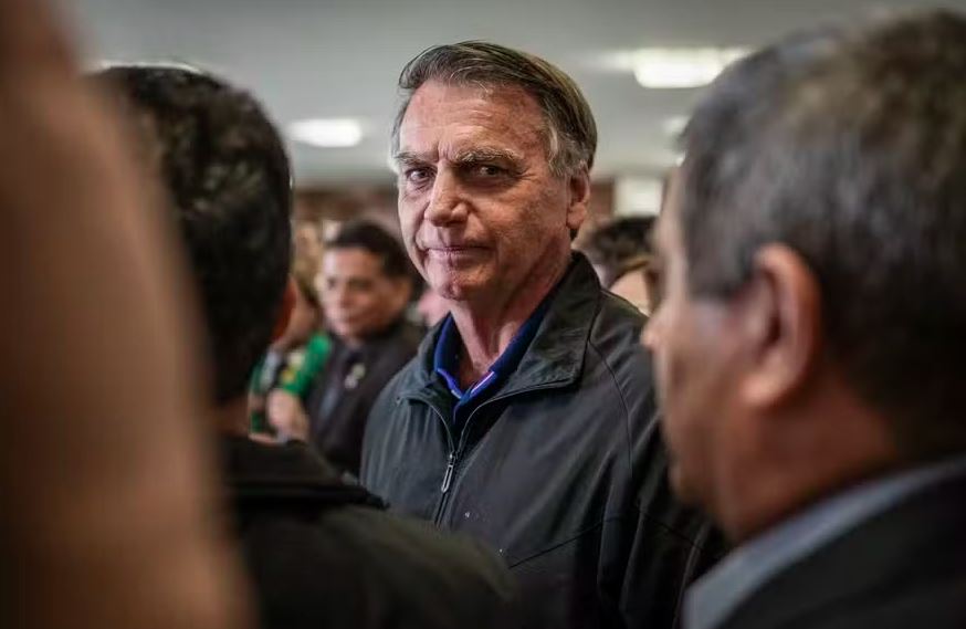 Bolsonaro retorna à prisão domiciliar após exames revelarem anemia e vestígios de pneumonia