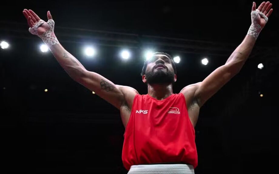 Luiz Gabriel Bolinha recebe a medalha de prata após final interrompida por corte no rosto, em Liverpool