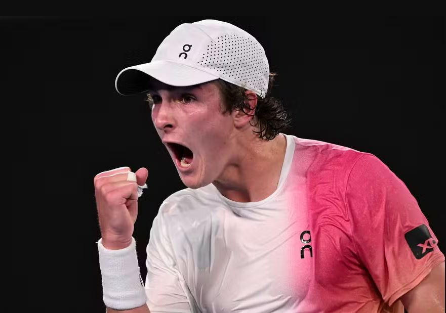 oão Fonseca comemora vitória sobre Tsitsipas que garantiu o Brasil nos qualifiers da Copa Davis 2026