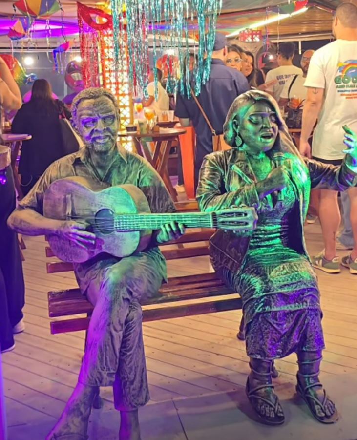 Quiosque na orla de Copacabana inaugura estátua de Preta Gil ao lado da de seu pa