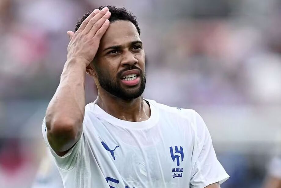 Lateral treina no Athletico e briga com Al-Hilal na Fifa por liberação
